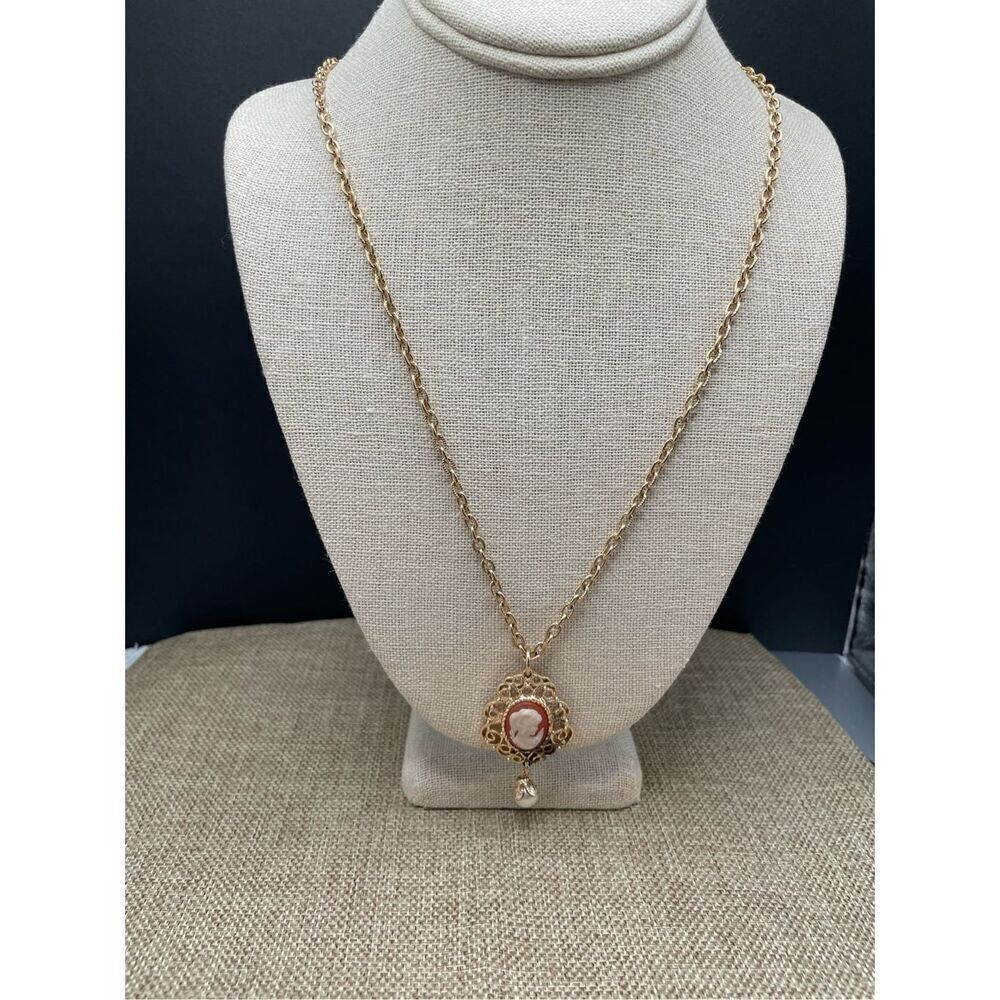 Vintage Sarah Coventry Signed Gold Tone Cameo White Faux Pearl Pendant Necklace
